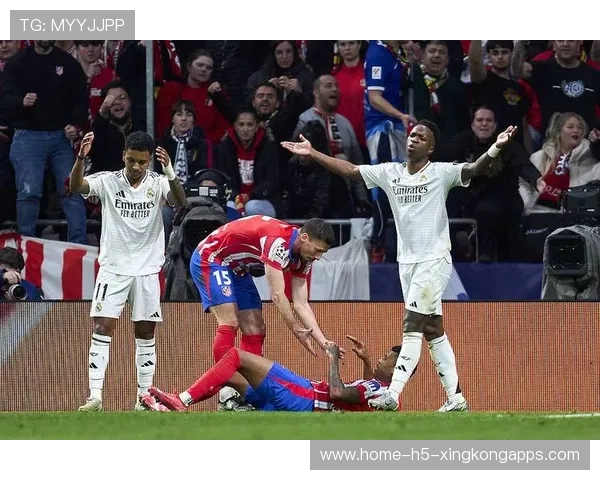 皇马前场配合断裂，边路传中无法形成威胁