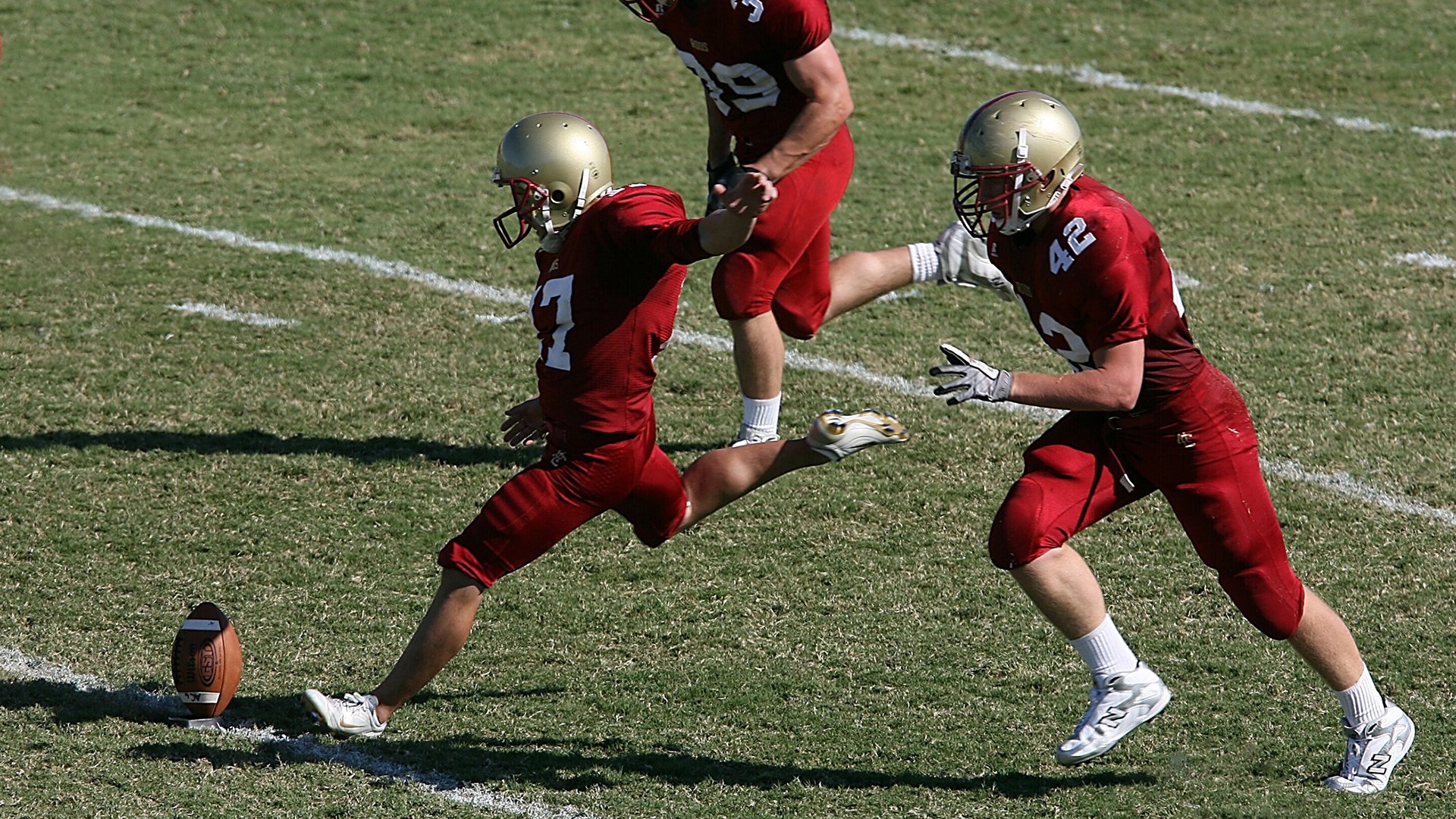 星空娱乐网址-“高新体育中心健力赛：选手们挑战极限重量，赛场气氛紧张”